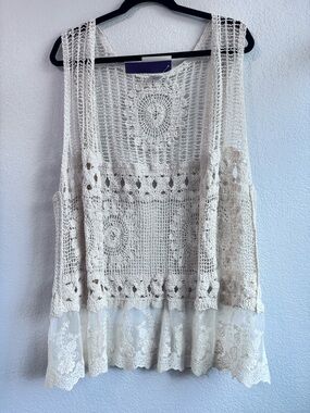 D&Y Nordstrom Rack Brand Beige Crochet Openwork Vest. Size OS.